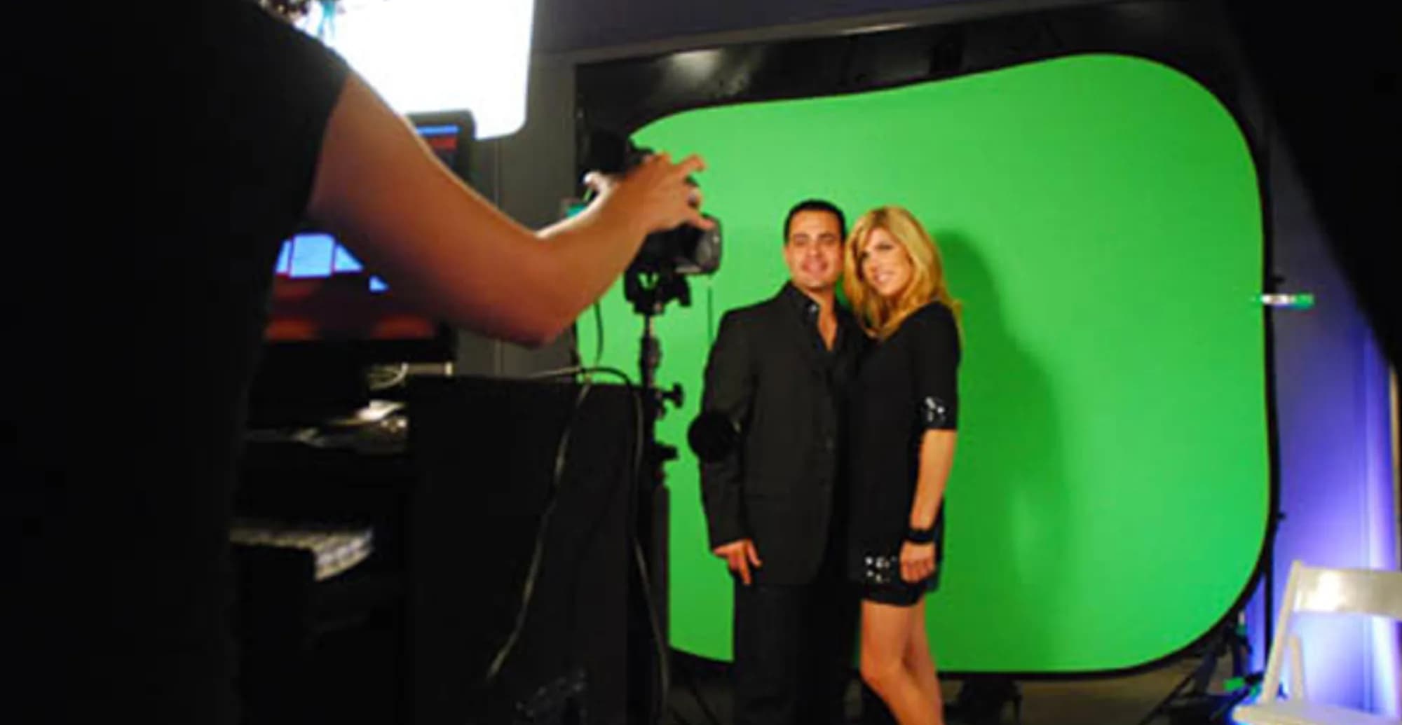 Green screen capture session for a hologram 3D flip photo favor