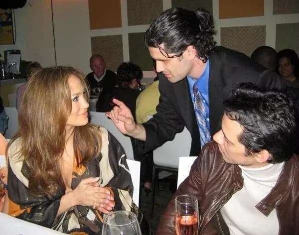 Mentalist Ken Salaz performing close-up for Jennifer Lopez at an event